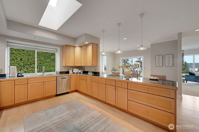 654 9th Court, Fox Island, WA 98333