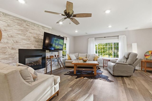 2712 N OAKLAND GRAVEL RD, Columbia, MO 65202