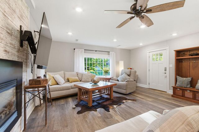 2712 N OAKLAND GRAVEL RD, Columbia, MO 65202