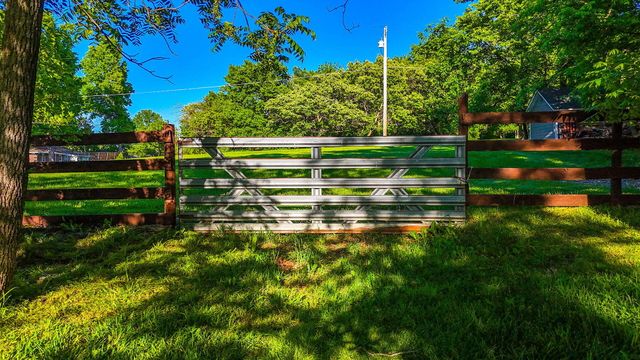 2712 N OAKLAND GRAVEL RD, Columbia, MO 65202