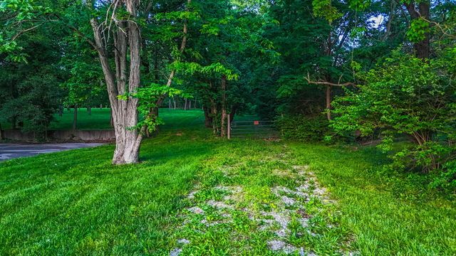 2712 N OAKLAND GRAVEL RD, Columbia, MO 65202