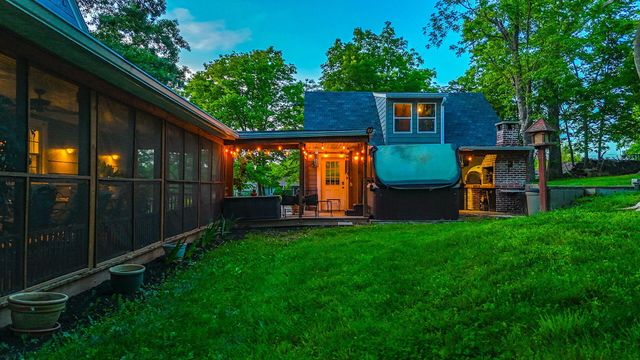 2712 N OAKLAND GRAVEL RD, Columbia, MO 65202