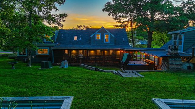 2712 N OAKLAND GRAVEL RD, Columbia, MO 65202