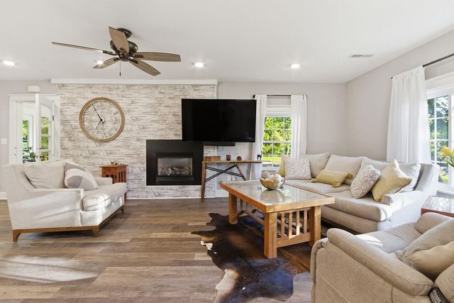 2712 N OAKLAND GRAVEL RD, Columbia, MO 65202