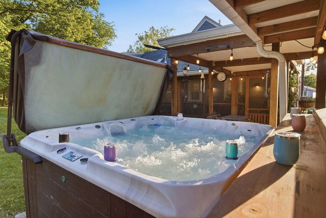 2712 N OAKLAND GRAVEL RD, Columbia, MO 65202
