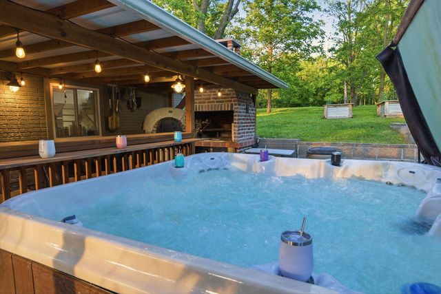 2712 N OAKLAND GRAVEL RD, Columbia, MO 65202