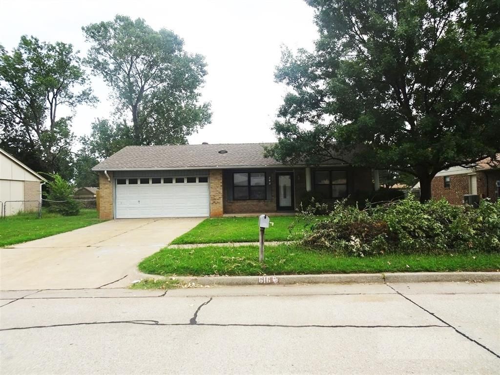 616 N Ramblin Oaks Drive, Moore, OK 73160