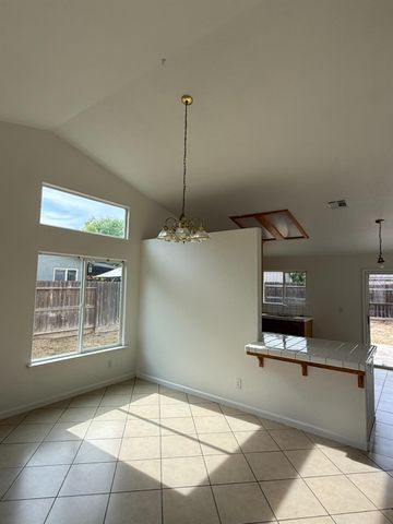 5467 E Byrd Avenue, Fresno, CA 93727