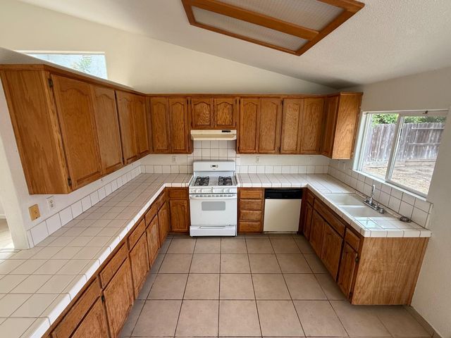 5467 E Byrd Avenue, Fresno, CA 93727