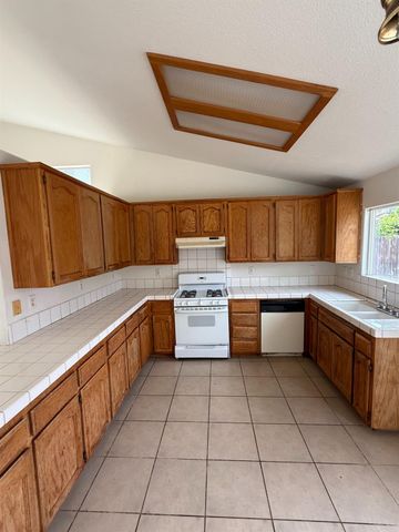 5467 E Byrd Avenue, Fresno, CA 93727