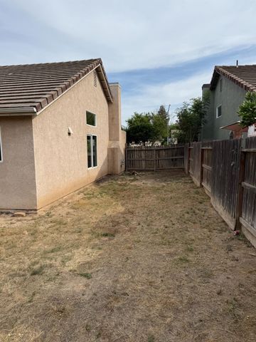 5467 E Byrd Avenue, Fresno, CA 93727