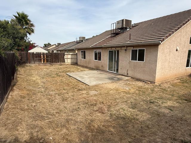5467 E Byrd Avenue, Fresno, CA 93727