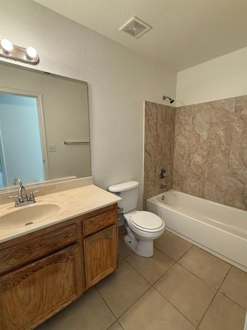5467 E Byrd Avenue, Fresno, CA 93727