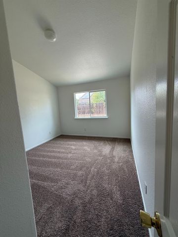 5467 E Byrd Avenue, Fresno, CA 93727