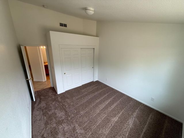 5467 E Byrd Avenue, Fresno, CA 93727