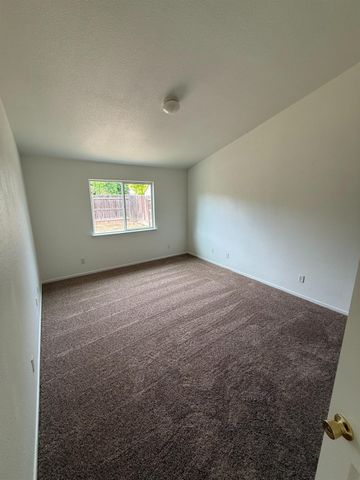 5467 E Byrd Avenue, Fresno, CA 93727