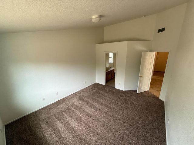 5467 E Byrd Avenue, Fresno, CA 93727
