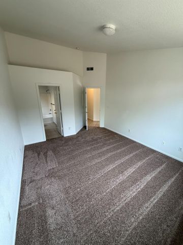 5467 E Byrd Avenue, Fresno, CA 93727
