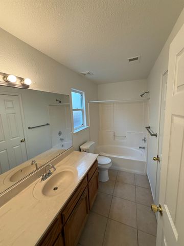 5467 E Byrd Avenue, Fresno, CA 93727