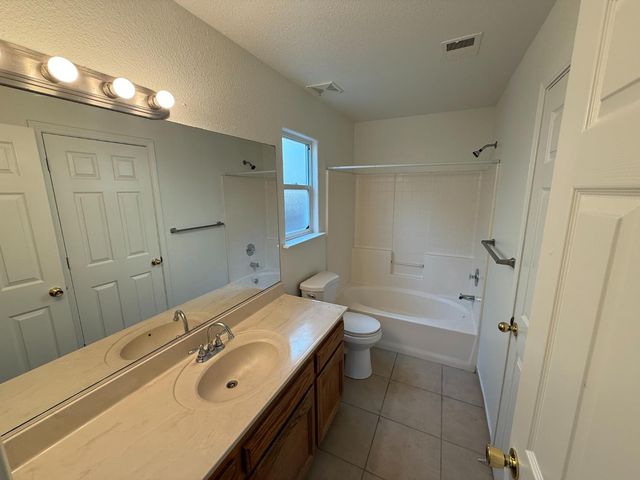 5467 E Byrd Avenue, Fresno, CA 93727