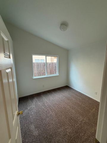 5467 E Byrd Avenue, Fresno, CA 93727