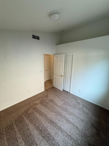5467 E Byrd Avenue, Fresno, CA 93727