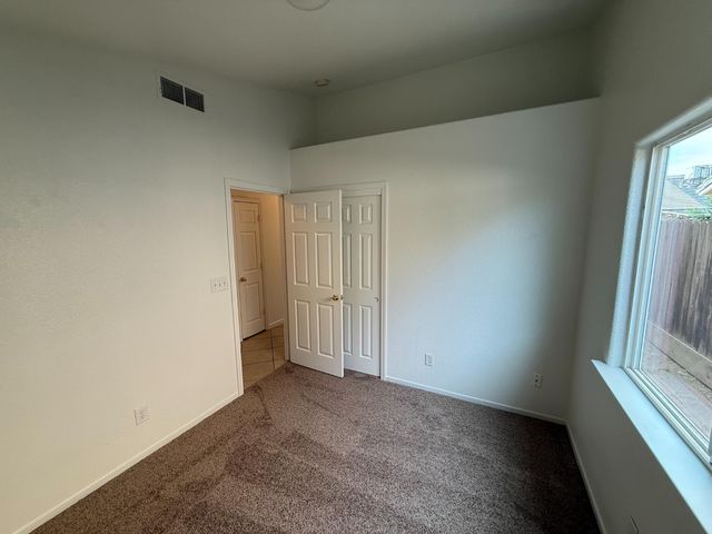 5467 E Byrd Avenue, Fresno, CA 93727