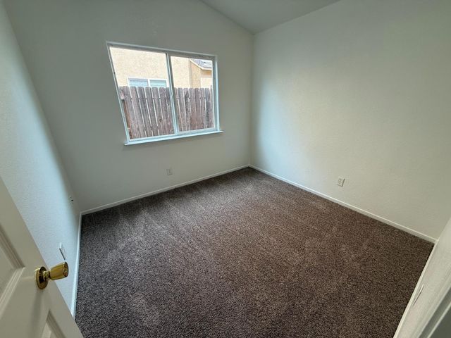 5467 E Byrd Avenue, Fresno, CA 93727