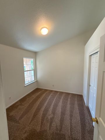 5467 E Byrd Avenue, Fresno, CA 93727