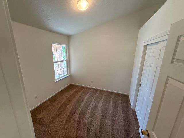 5467 E Byrd Avenue, Fresno, CA 93727