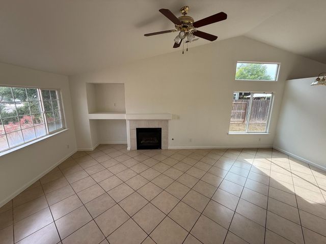 5467 E Byrd Avenue, Fresno, CA 93727