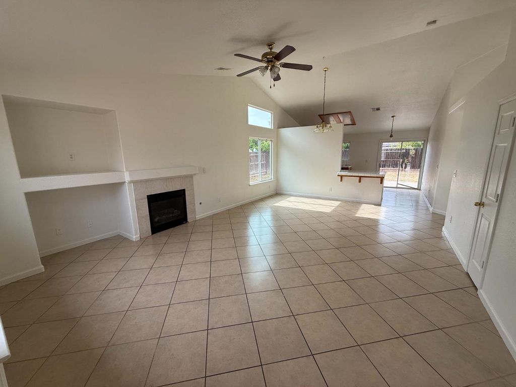 5467 E Byrd Avenue, Fresno, CA 93727