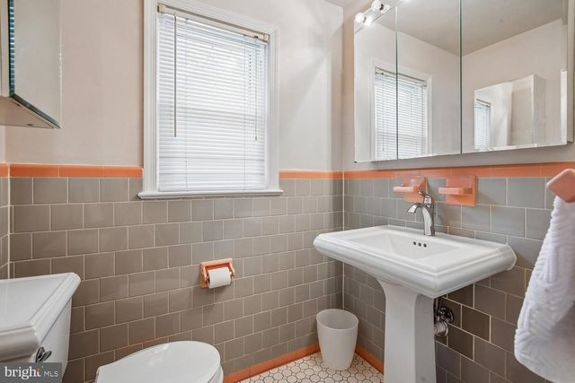 3332 KAYWOOD DR, Falls Church, VA 22041