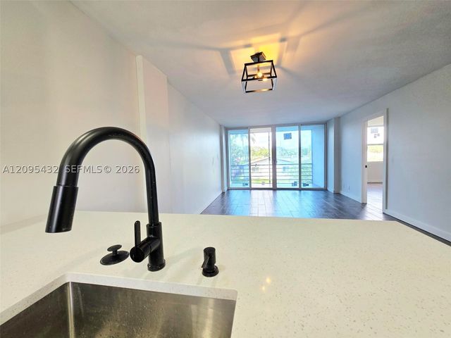 108 Royal Park Dr 2H, Oakland Park, FL 33309