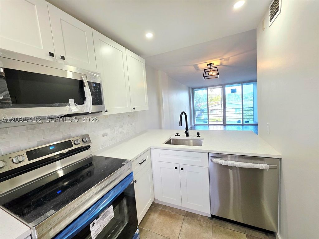 108 Royal Park Dr 2H, Oakland Park, FL 33309