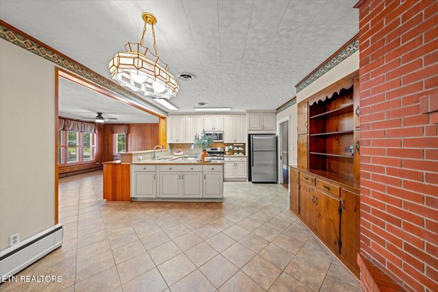 1670 Oak St, Morristown, TN 37813