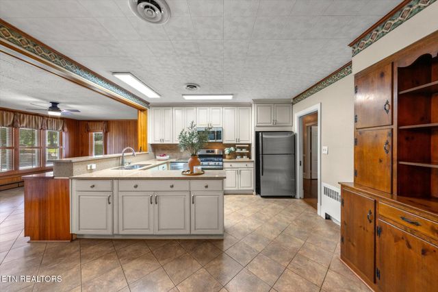 1670 Oak St, Morristown, TN 37813