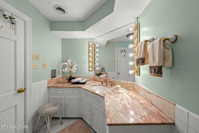 1670 Oak St, Morristown, TN 37813