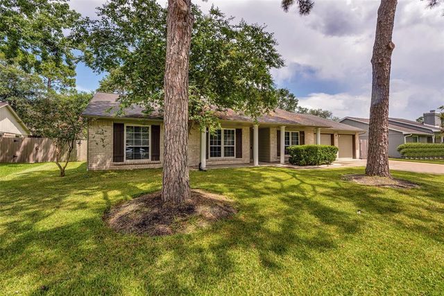 1209 W Castlewood Avenue, Friendswood, TX 77546