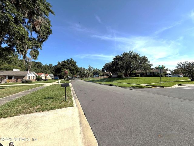 1136 KNOLL Drive W, Jacksonville, FL 32221
