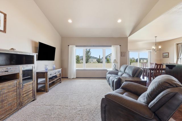 168 30th Avenue E, West Fargo, ND 58078