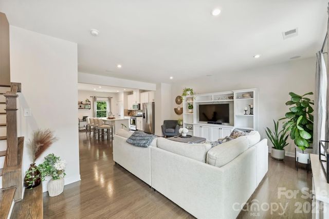1940 Catkin Lane, Charlotte, NC 28205