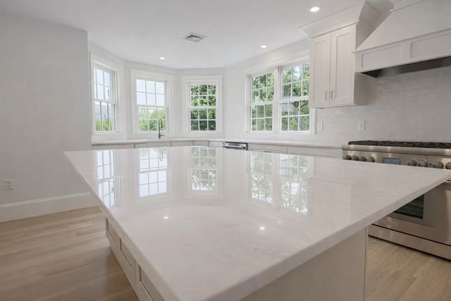 66 Pleasant Street 2, Marblehead, MA 01945
