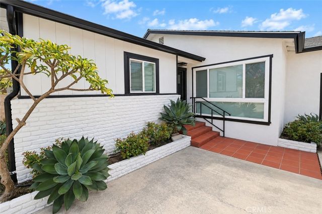 315 University Drive, Costa Mesa, CA 92627