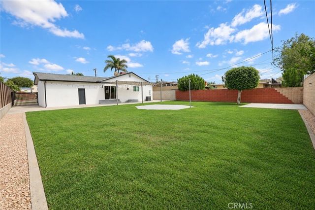 315 University Drive, Costa Mesa, CA 92627
