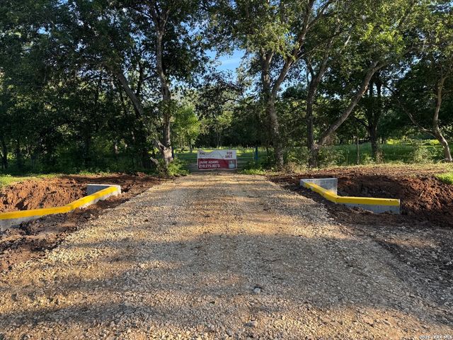304 County Road 6611, Devine, TX 78016