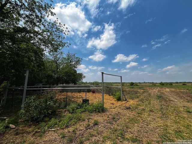 304 County Road 6611, Devine, TX 78016