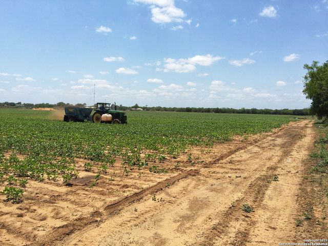 304 County Road 6611, Devine, TX 78016