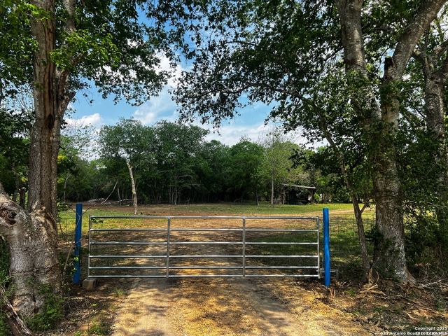 304 County Road 6611, Devine, TX 78016