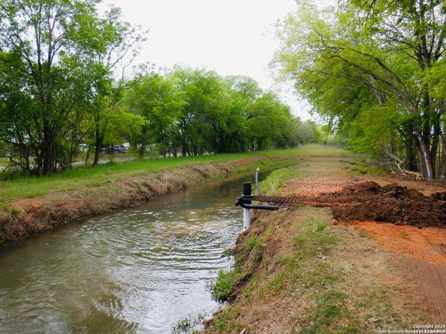 304 County Road 6611, Devine, TX 78016